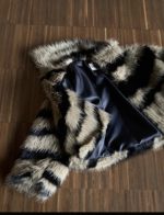 Lumina οικολογική γούνα oversized με μαύρες γραμμές - Image 5